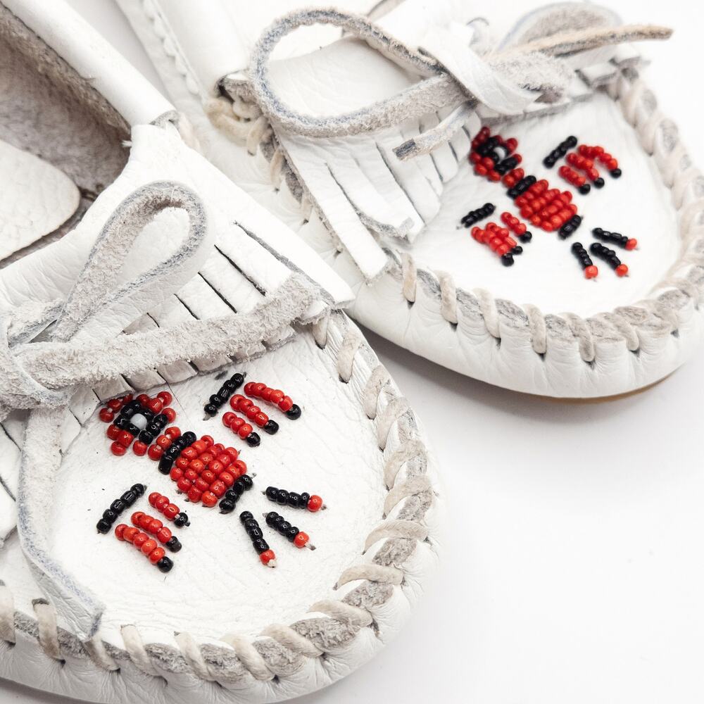 Minnetonka Moccasin Flats Size 6 Beaded Western Indie Folk White Red - Picture 5 of 7